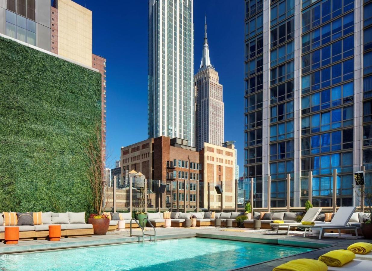 Отель Royalton Park Avenue Нью-Йорк Экстерьер фото The rooftop pool at the Standard East Village