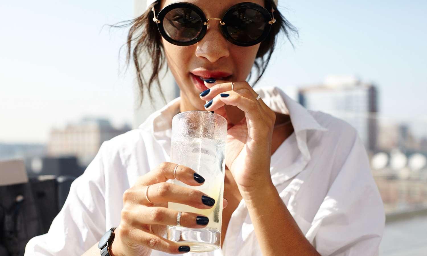 Отель Royalton Park Avenue Нью-Йорк Экстерьер фото A woman drinking a glass of water