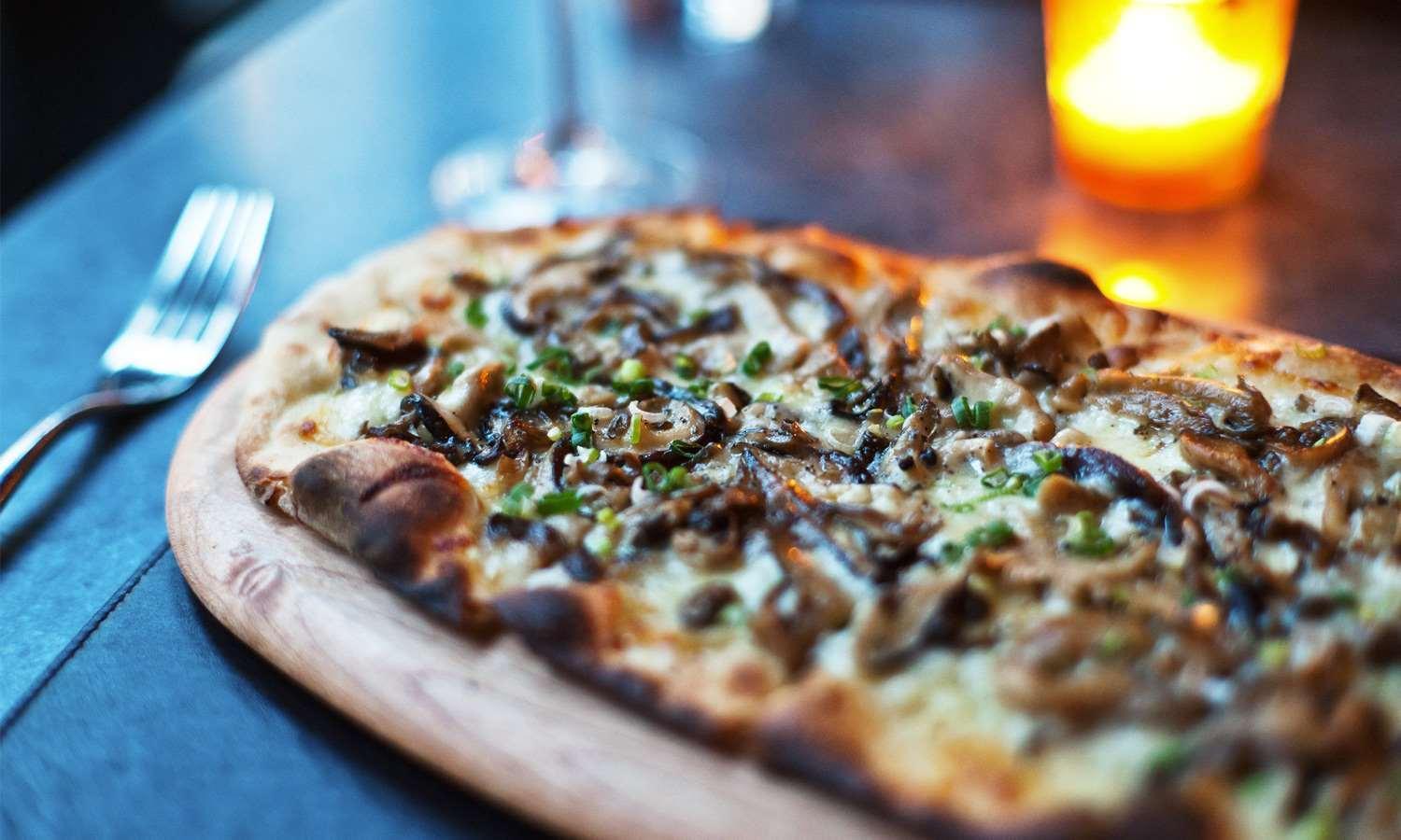 Отель Royalton Park Avenue Нью-Йорк Экстерьер фото A mushroom pizza