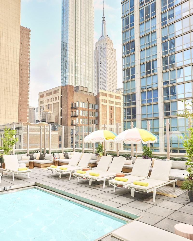 Отель Royalton Park Avenue Нью-Йорк Экстерьер фото Rooftop pool at the Standard East Village